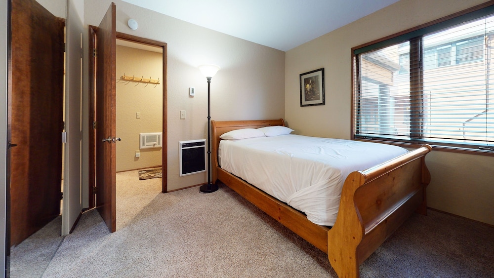 Helios North 6 Spacious and Bright, Pet-Friendly, Walk to The Village Gondola by RedAwning view 3