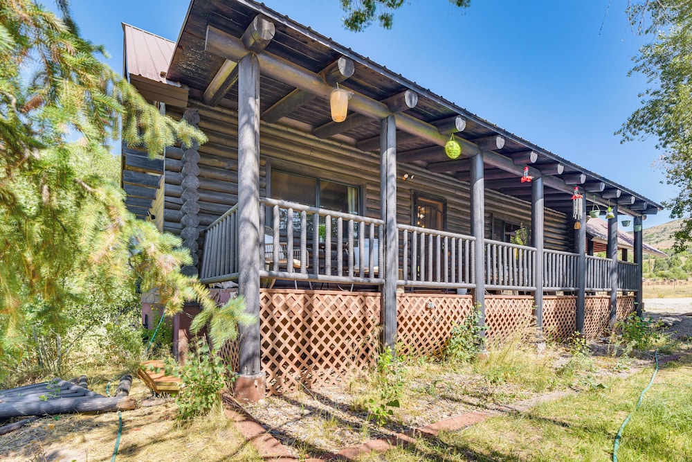 Ski, Hike & More: Homey Huntsville Retreat!