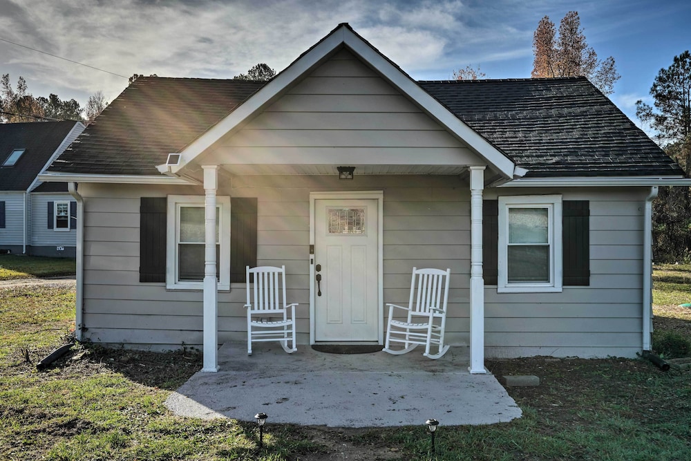Cozy Blackstone Getaway < 2 Mi to Downtown! view 5