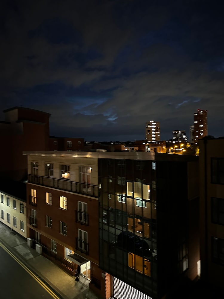 Charming Birmingham Apartment With Mini Balcony and Wifi With a Free Parking