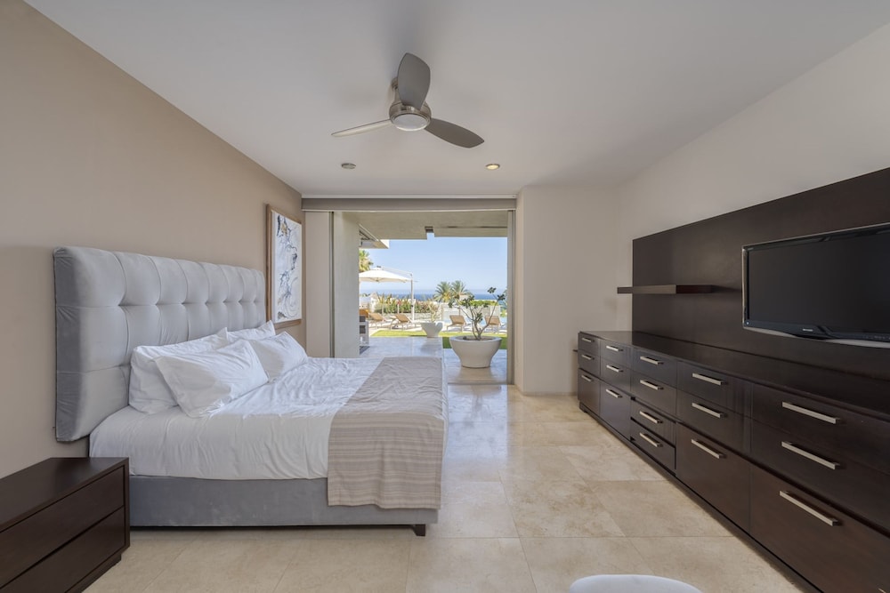 6 BR Huge Villa Steps To Beach Plus A Pool House