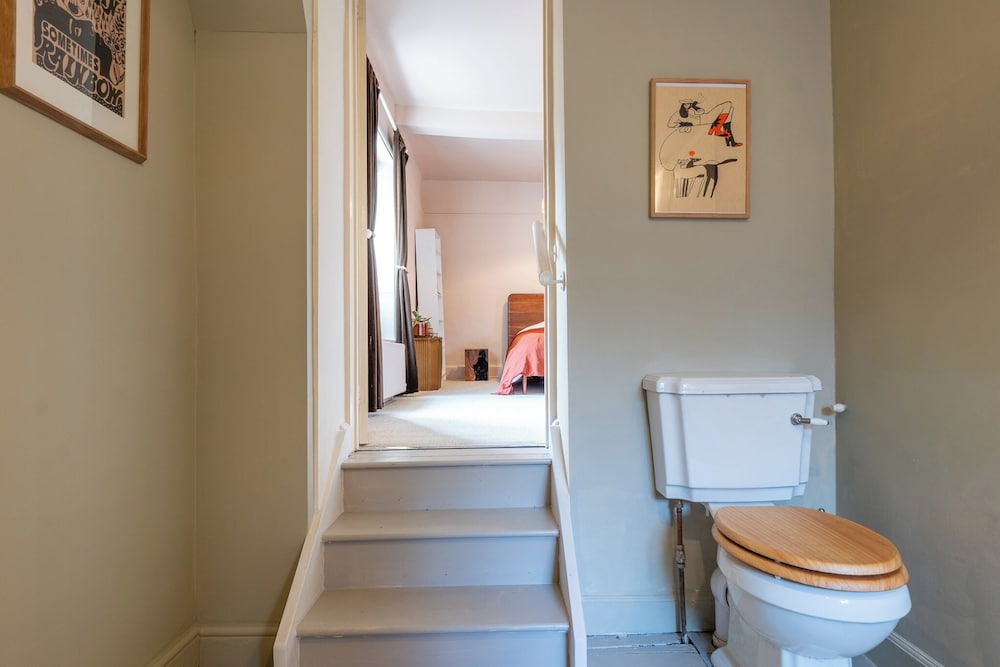 Stunning 8-Bedroom Home in Painswick