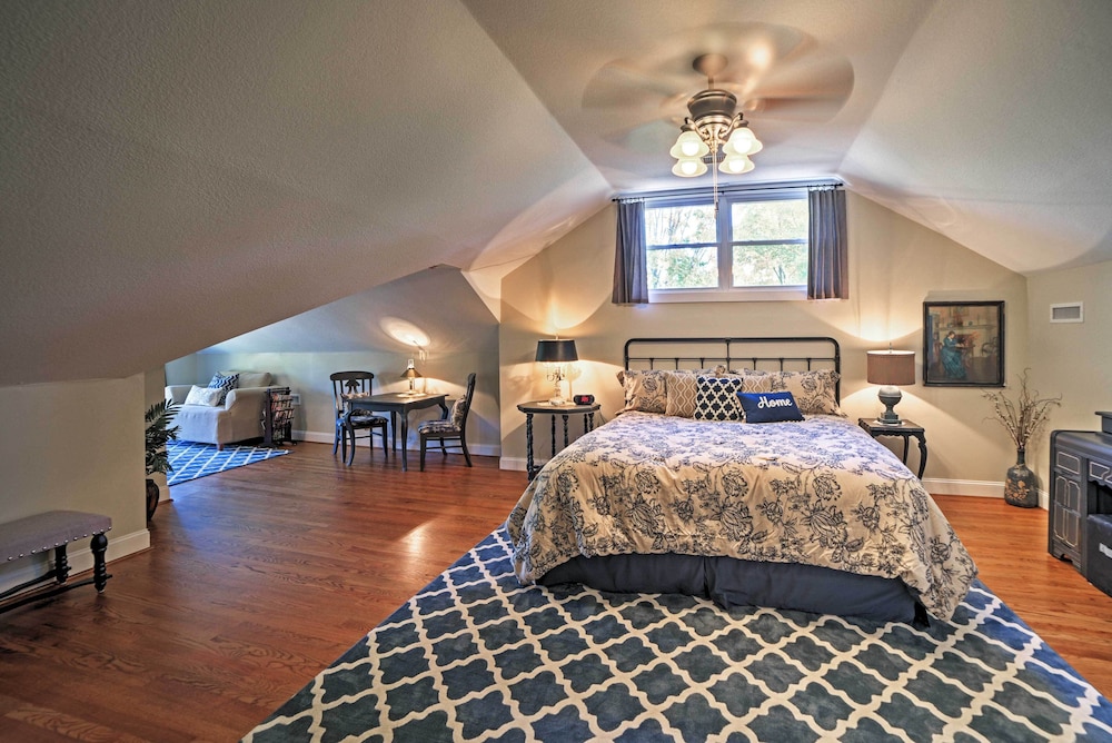 Spacious & Stunning Cleveland Getaway on 1 Acre view 4
