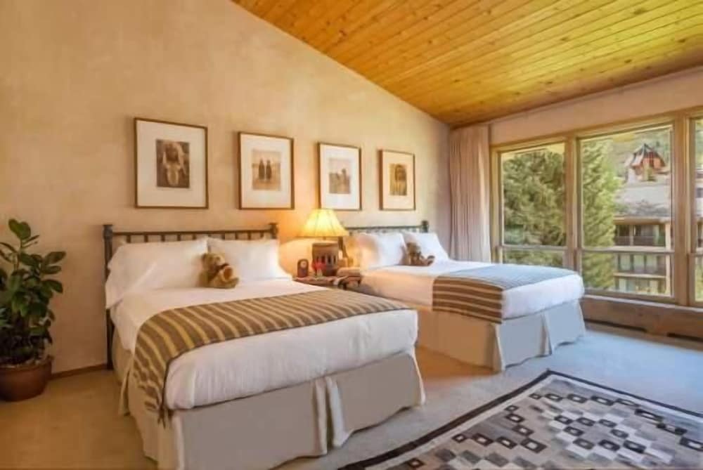 Penthouse with Panoramic Views of Vail Mountain and the Gore Range by RedAwning