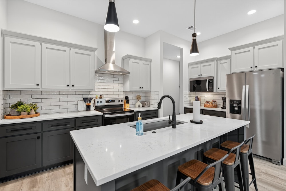 Plush & Roomy - Perfect For All Ages Near Ku & Kc 3 Bedroom Duplex