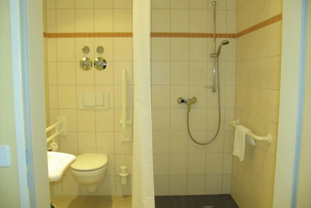 Elegant Eingerichtete Ferienwohnung en Mirow — bathroom