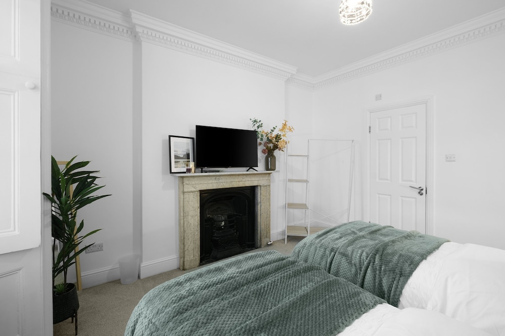 Luxury 3BR 2BA with Hot Tub and Garden