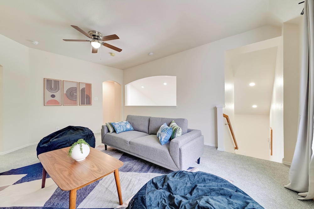 4 Mi to Dtwn: Family Home w/ Games in Frisco