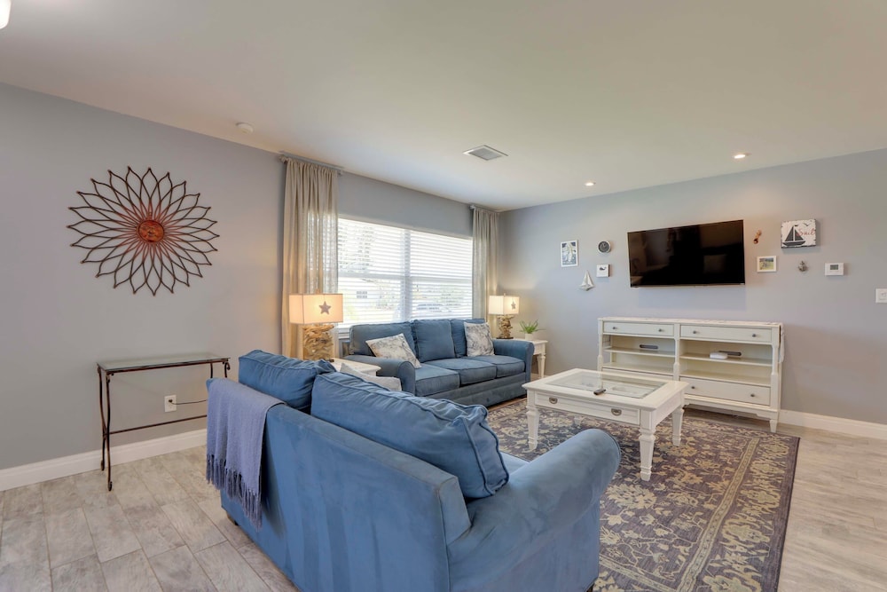 4 Mi to Venice Beach: Home w/ Patio & Yard