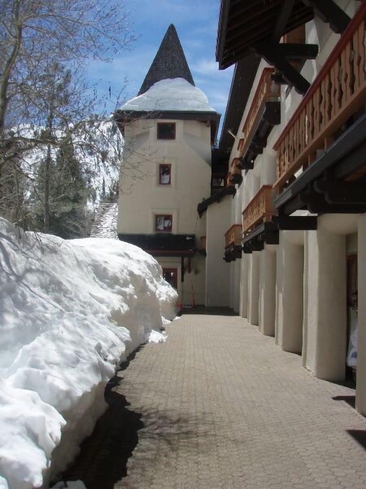 GetAways at Olympic Village Inn