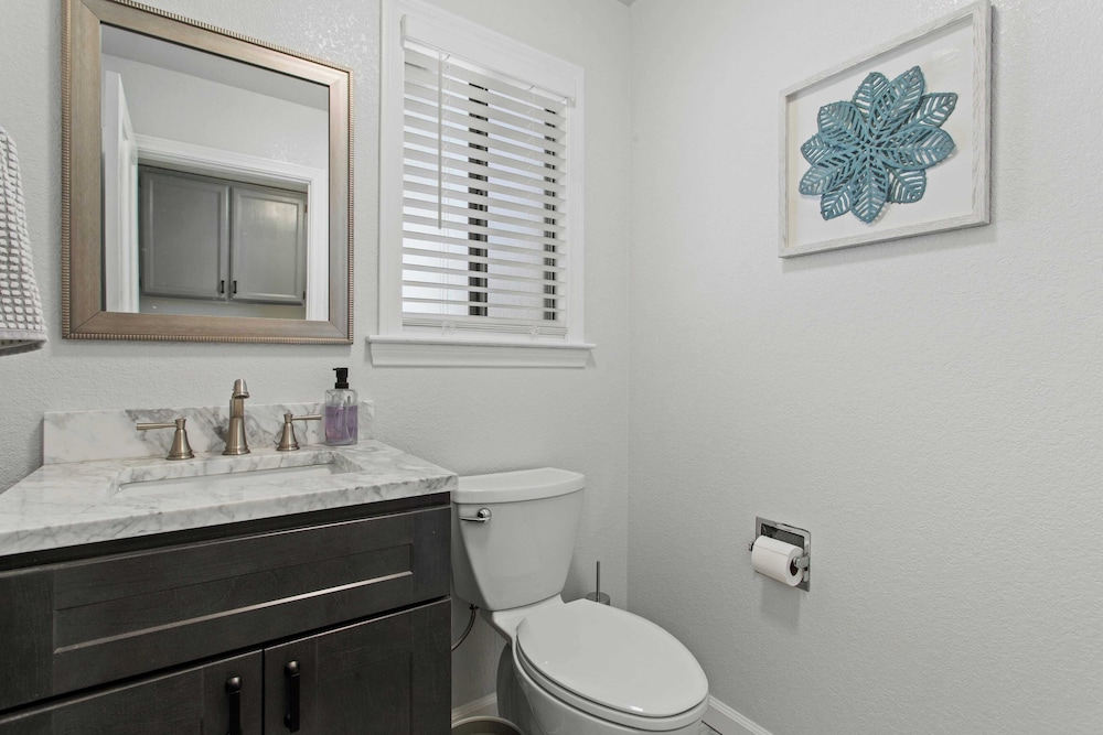 5bdr Stay w/ Fireplace, Game Room & Family-friendly Amenities Arrowhead Chalet by Avantstay