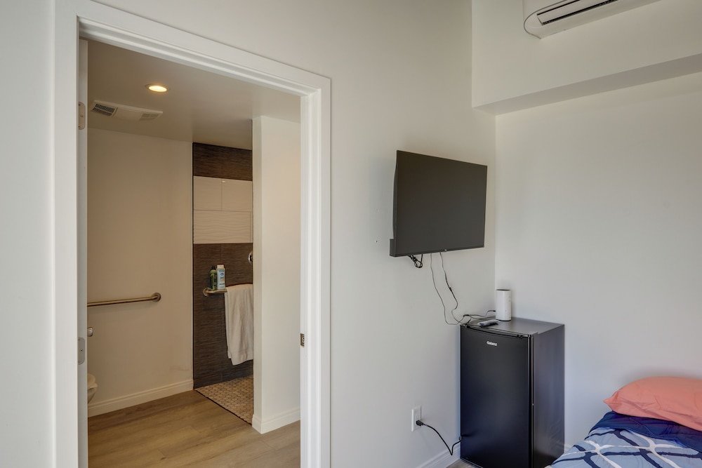 Mountain Views: Minimalist California Studio