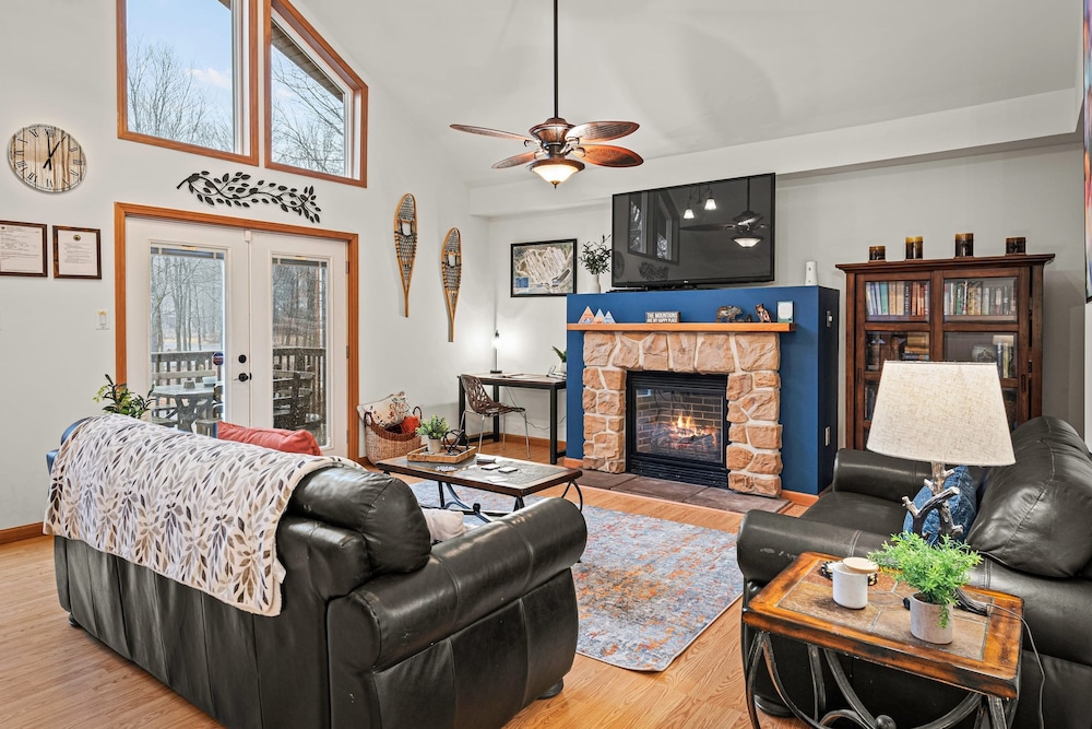 Mews Mountain House by Avantstay Walk to Beach Hot Tub Game Room