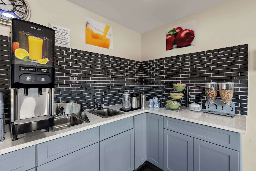 Monroe Vacations - Quality Inn - Property Image 17