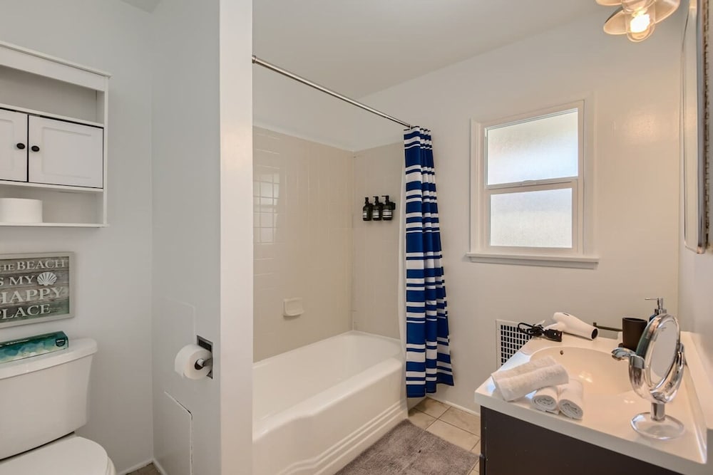 Walk to Beach - King Apt In 1 Area - AB