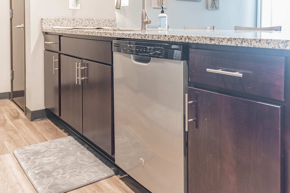Spacious 2BR Suite W/patio Near Iowa State view 3