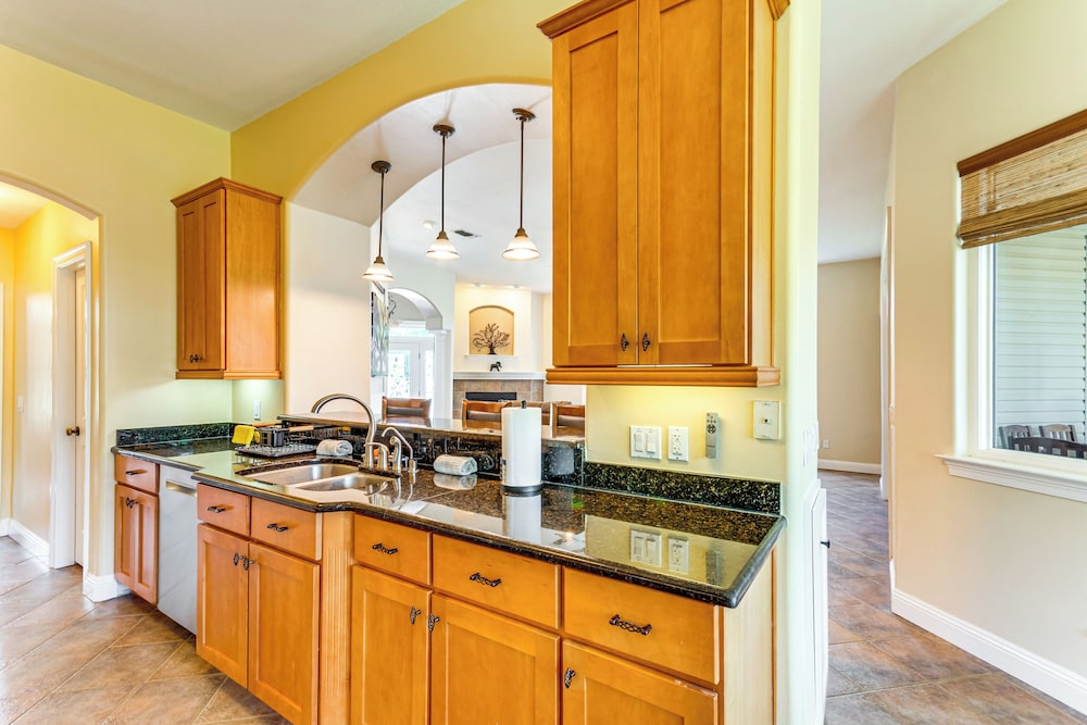 Steps to Bay: Tranquil Navarre Retreat w/ Balcony