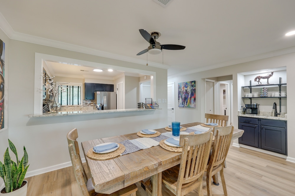 Updated Hot Springs Condo w/ Lakefront Balcony! view 5