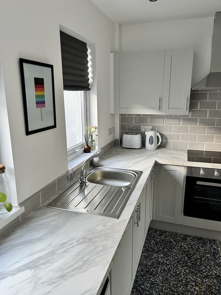 Cosy 2-bed House Close to Belfast City Centre view 5