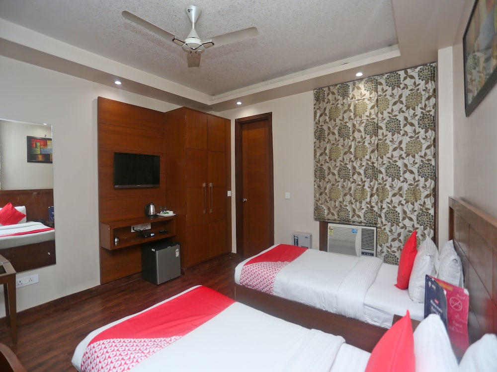 OYO TOWNHOUSE 460 H C Grand