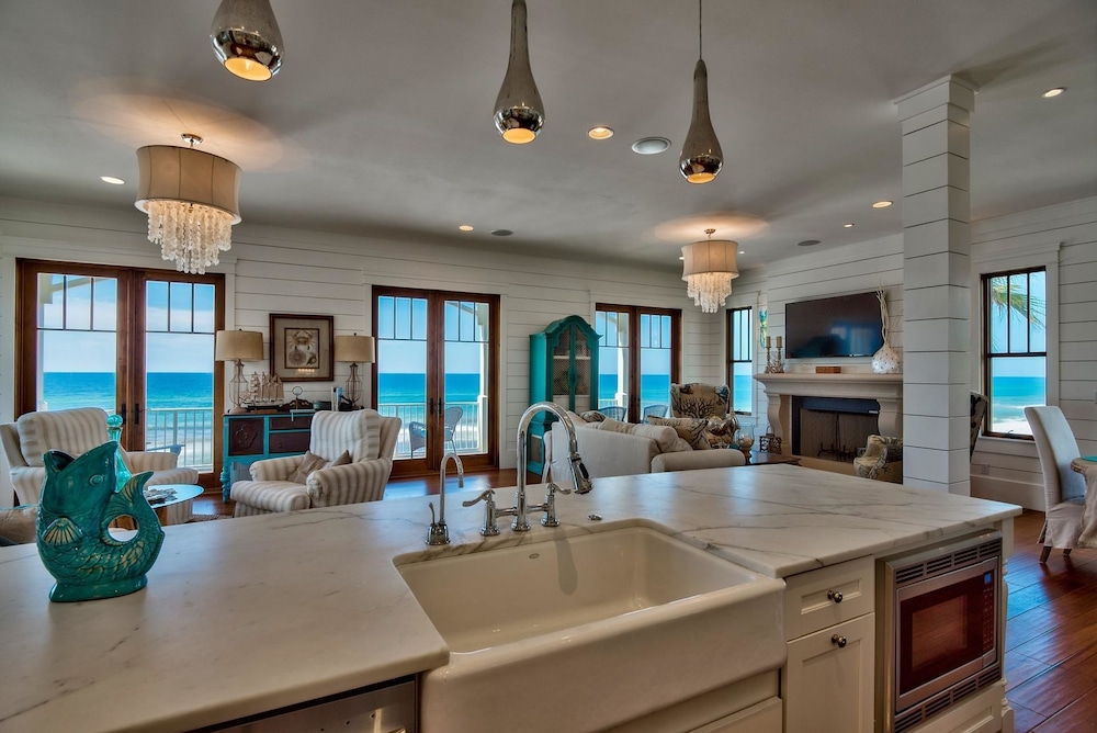 Tangled In Blue 5 Bedroom Holiday Home by Five Star Properties