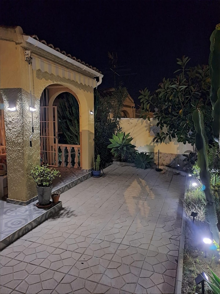 La Marina Oasis, 2-beds, Sleeps 4, 10 min to Beach