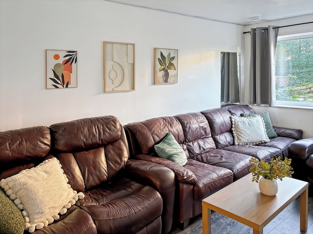 Relaxing Getaway With Hot Tub & Sauna Sleeps 6