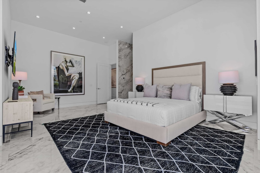 Sleeps 31 2 Luxury Villas w/ Pool + Spa, Putting Green Bravo by Avantstay