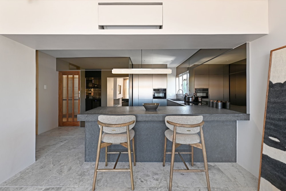 Elegant One Bed Sea Point Mountain Views