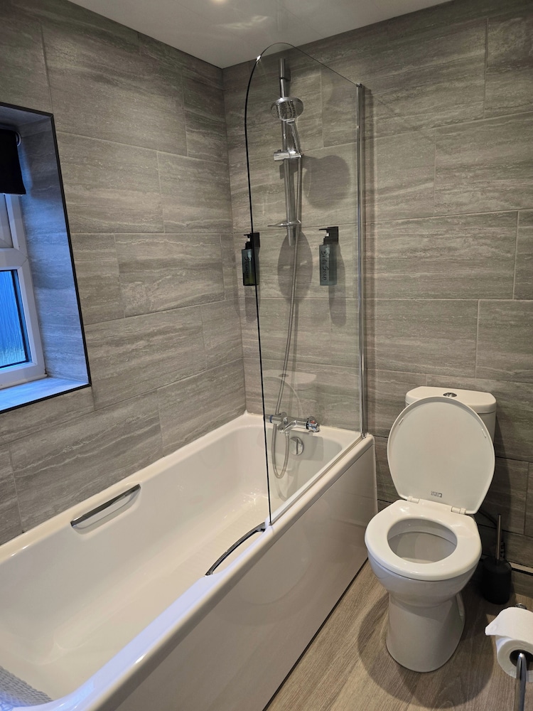 Eden Rose Cottage in Morecambe hot tub