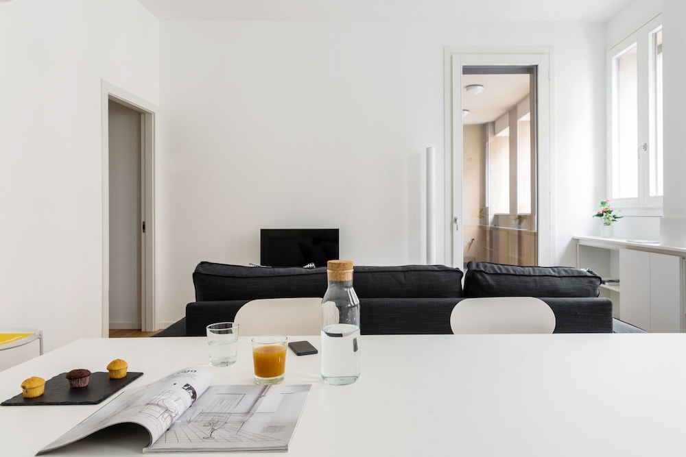 JOIVY Lovely 1-Bed W/Balcony & Parking