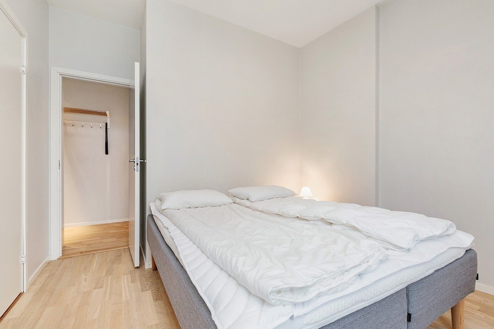 Newly Redecorated 1 Bedroom