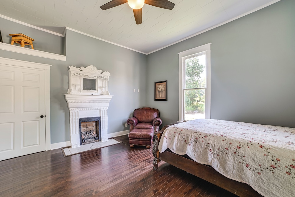 9 Mi to Kentucky Lake: Spacious Victorian Home!