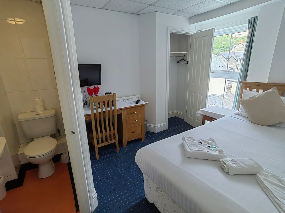 Hotel Celtic Bay Guest House - Image 1