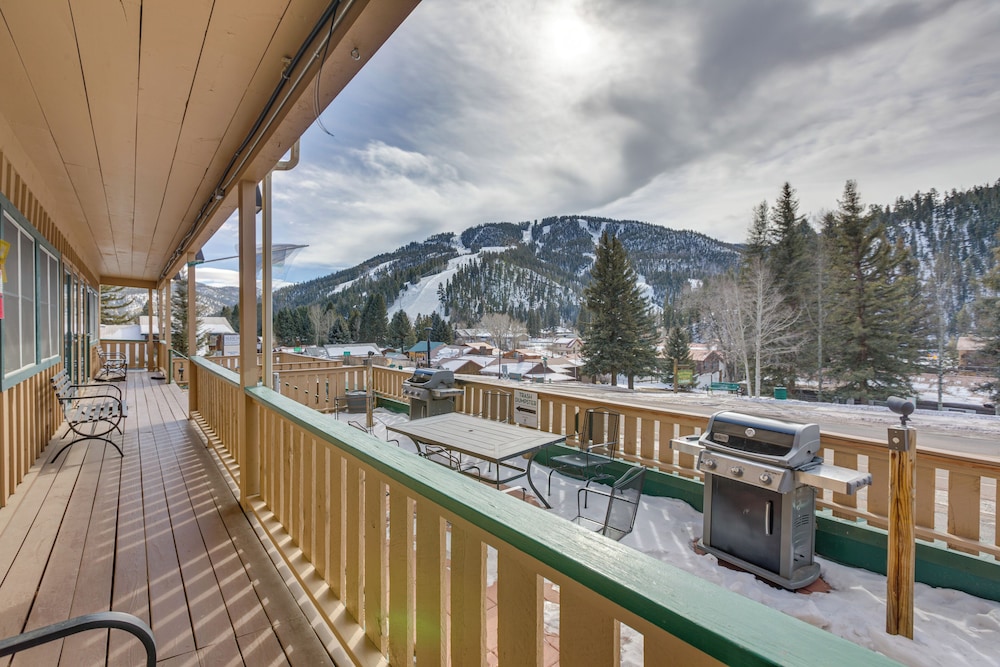 1/2 Mi to Skiing: Red River Condo w/ Free Shuttle!