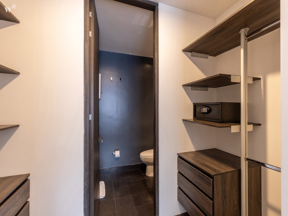 w Modern 2BR in Luxury Building in Chico