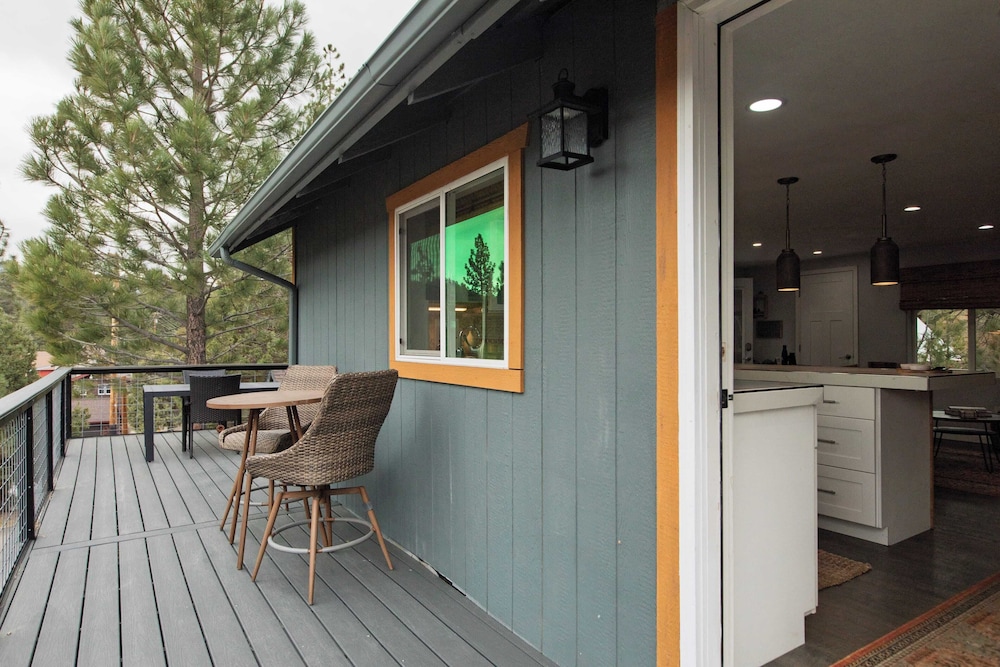 Cozy 2BR Fawnskin Cabin Big Bear Lake, Hiking Trails & Snow Summit Nearby