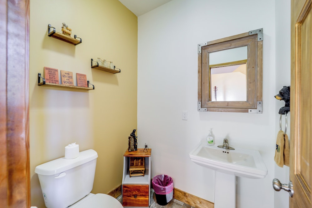Mountain-view Deck: Group Getaway in Fleetwood