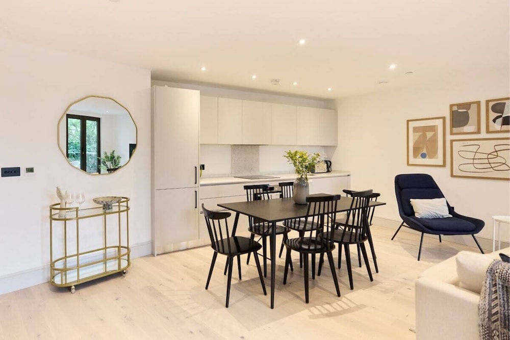 The South Wimbledon Place - Adorable 2bdr Flat With Balcony