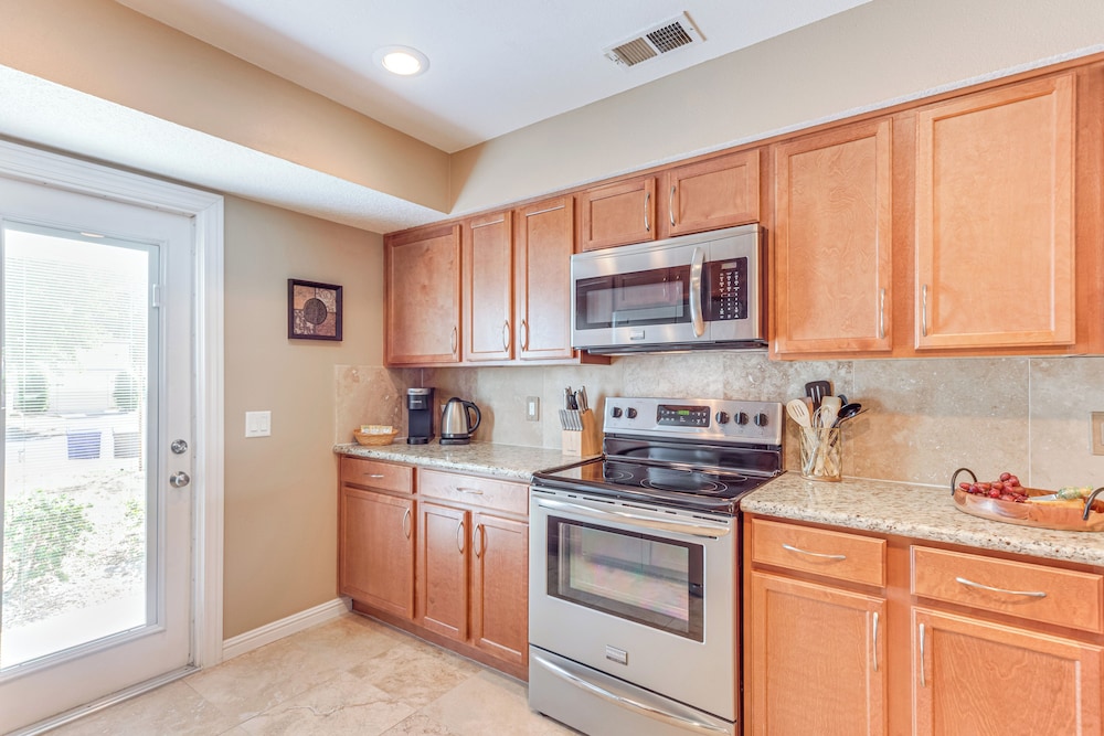 In Golf Course Community: Palm Desert Escape!