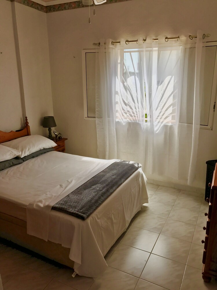 2-bed Apartment 10 min Drive to the Beach! photo 4