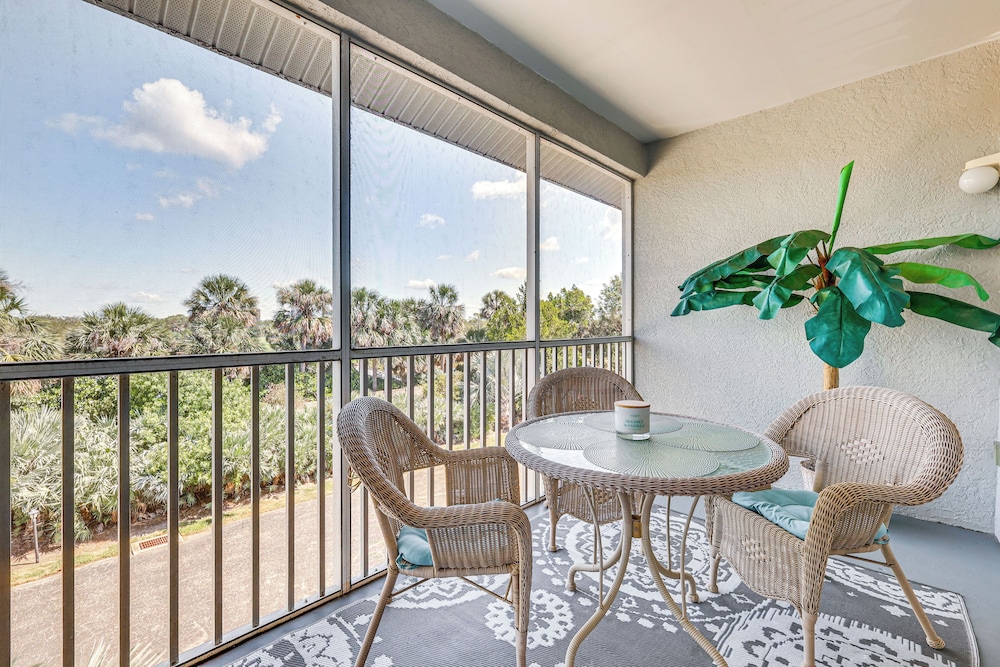 Sleek Naples Condo w/ Balcony: Snowbirds Welcome!