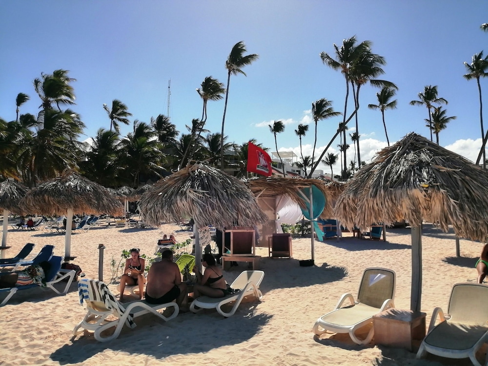 Los Corales Beach Village