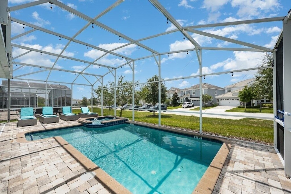 9 Bed Pool, Spa, Movie Room & Game Room! 9 Bedroom Home by RedAwning