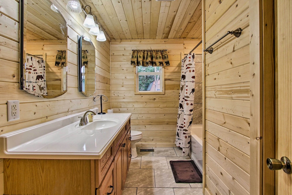Gatlinburg Cabin: Hot Tub, Deck, Games