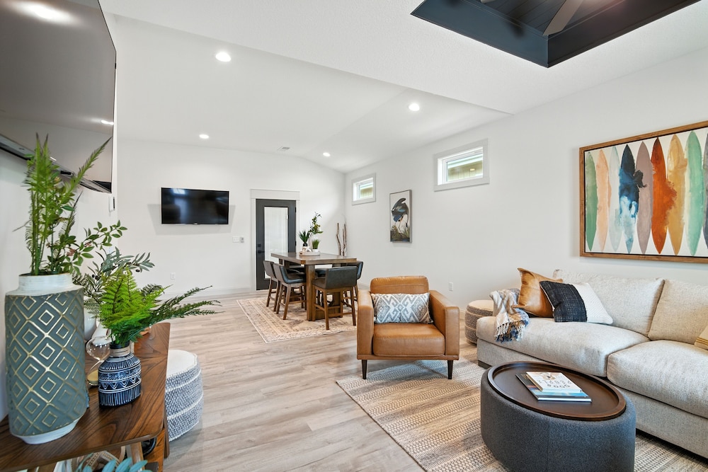 Brand New Cool Comfy Lawrence Retreat 3 Bedroom Duplex