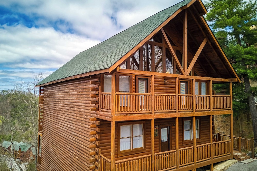 Hot Tub, Game Room, Movie Theater, View Sleeps 18 Lookout Lodge by Avantstay