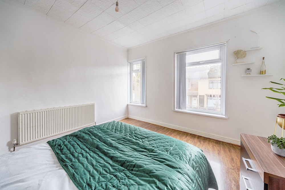 Charming 5-bed House in Birmingham view 4
