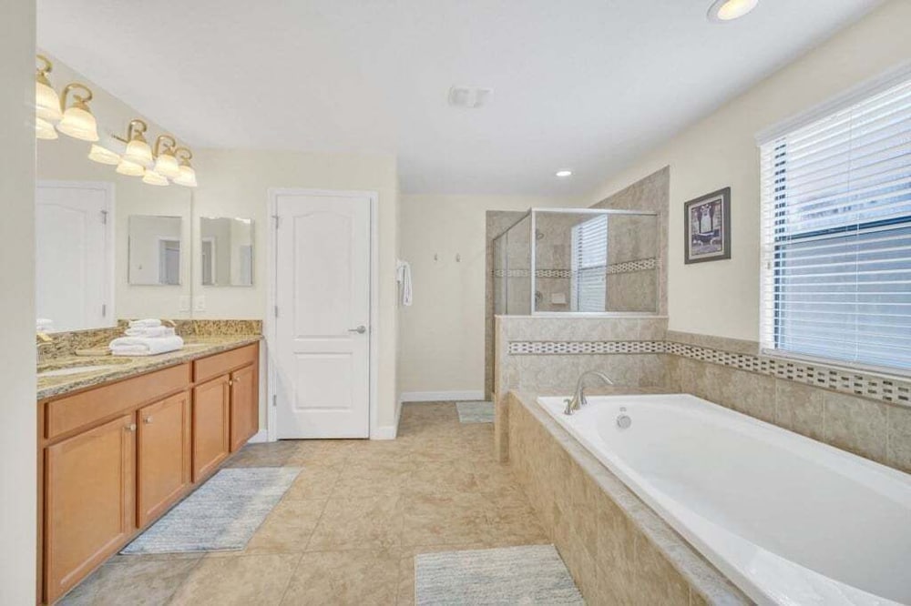Incredible Pool Spa & Game Room Private Home! 6 Bedroom Villa