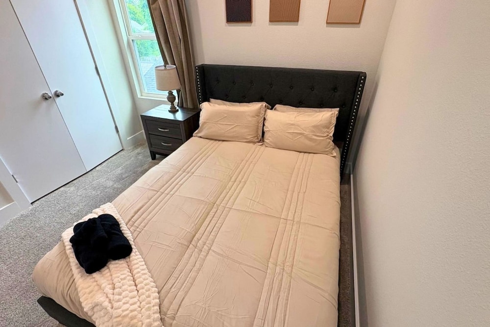 Gated Modern 3BR Near Downtown Med Center